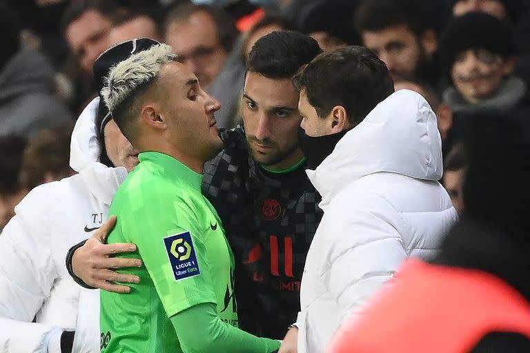 Keylor Navas es consolado por Mauricio Pochettino luego de ser expulsado