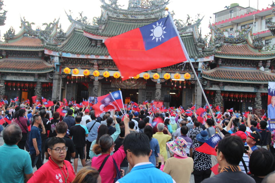 ▲韓國瑜前往斗南順安宮媽祖廟參拜，廟前人潮擁擠。（圖／記者簡勇鵬攝，2019.10.30）