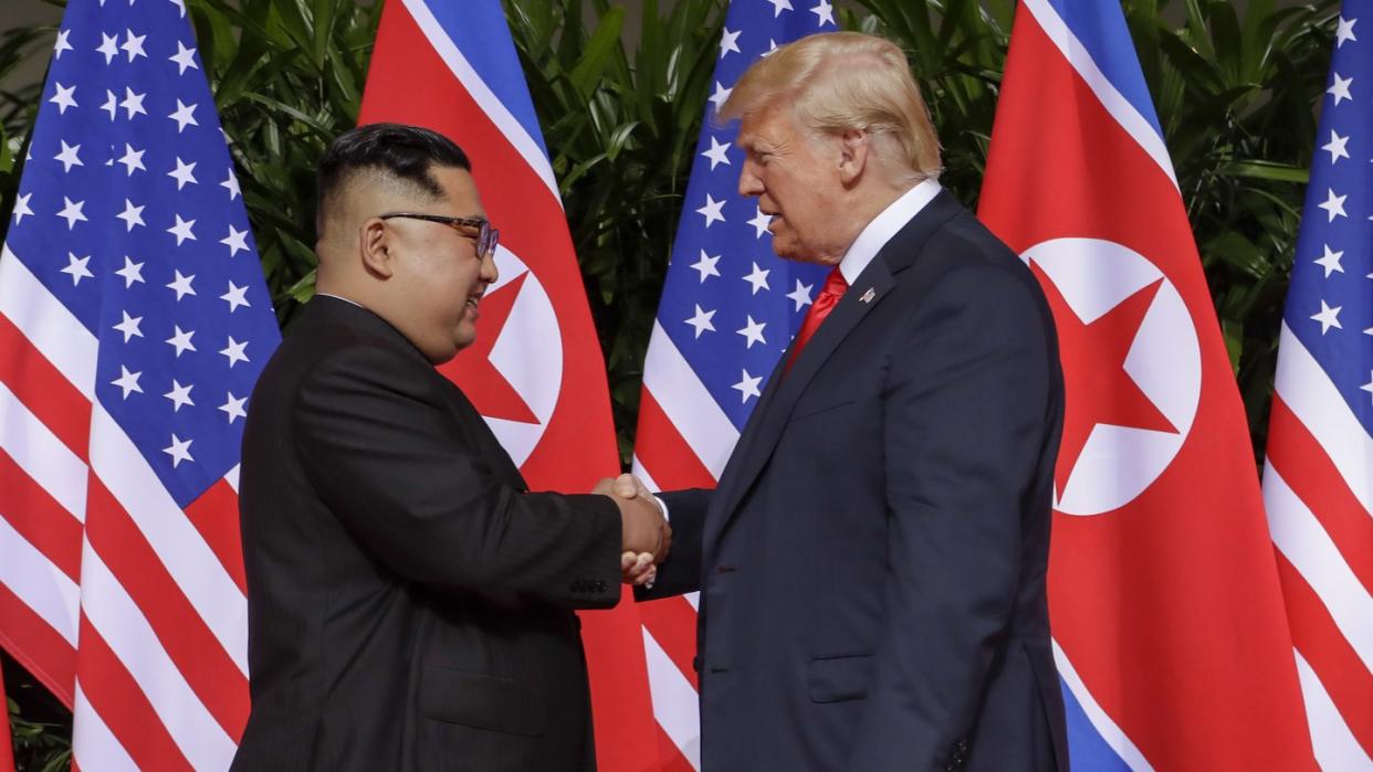 Spektakuläres Treffen - bislang ohne echte Abrüstungsfortschritte: Kim Jong Un und US-Präsident Donald Trump im Juni 2018. Foto: Evan Vucci/AP