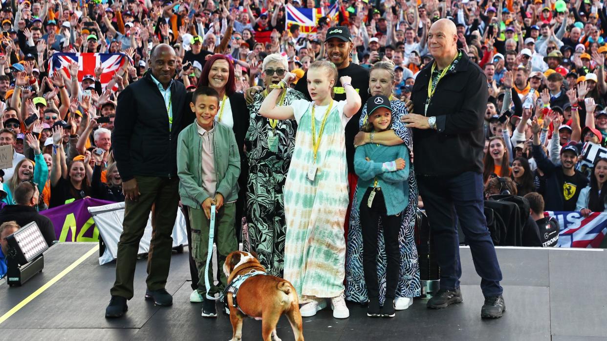 Lewis Hamilton celebra con su familia y su perro Roscoe su victoria en el Gran Premio de Gran Bretaña en Silverstone el 7 de julio de 2024 