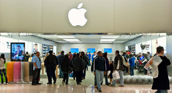 Crowded Apple retail store, Cherry Hill, NJ, USA,. iPad 2 launch, March 11, 2011