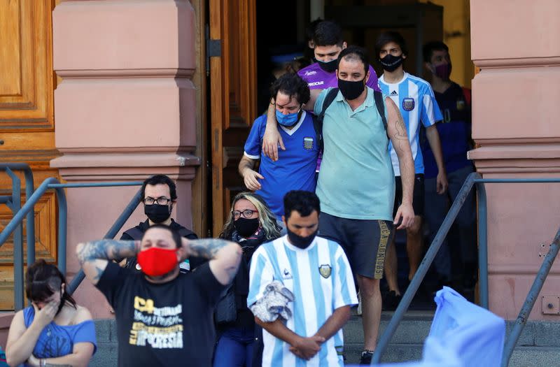 Foto del jueves de gente abandonando la Casa Rosada en Buenos Aires tras rendir homenaje a Diego Maradona