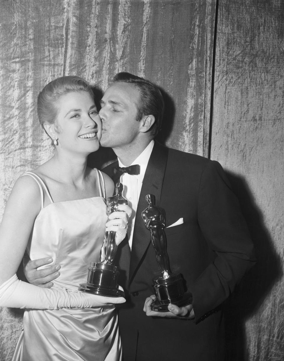 La ganadora del Oscar, Grace Kelly, recibe un beso de otro de los ganadores de la estatuilla: Marlon Brando (Getty Images)