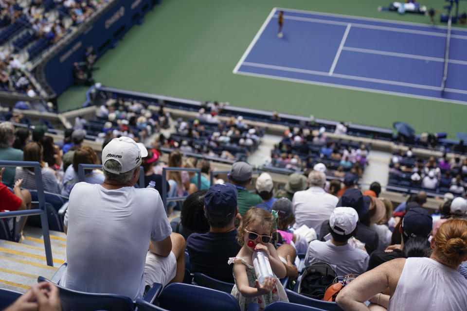 Espectadores observan el partido entre Madison Keys y Sloane Stephens durante la primera ronda del Abierto de Estados Unidos de tenis, el lunes 30 de agosto de 2021, en Nueva York. (AP Foto/Seth Wenig)