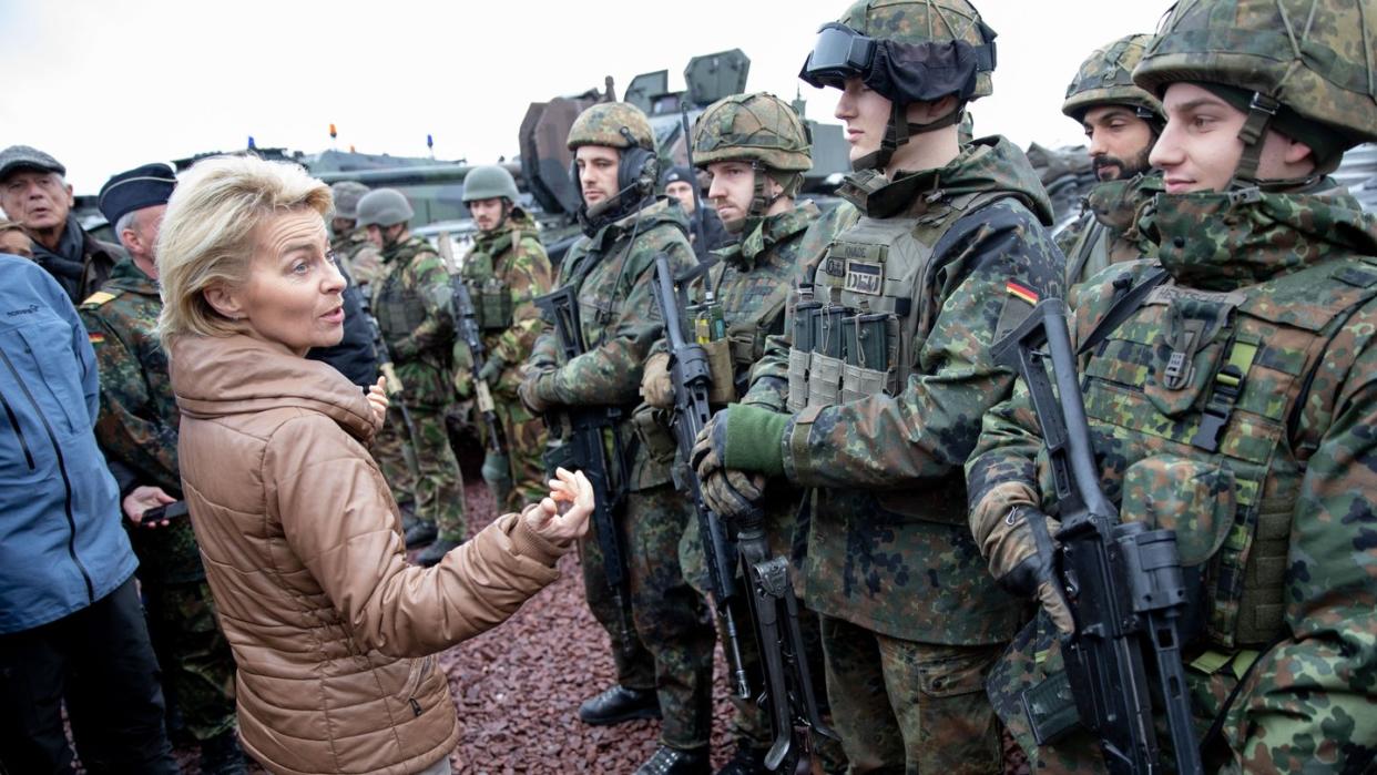 Bundesverteidigungsministerin Ursula von der Leyen (CDU) besucht deutsche Truppen bei dem Nato-Manöver Trident Juncture. Foto: Kay Nietfeld/Archiv