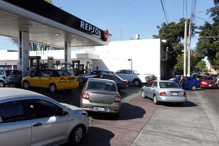 Motorists queue for gas at a Repsol gas station in Guadalajara, Mexico January 6, 2019. REUTERS/Fernando Carranza