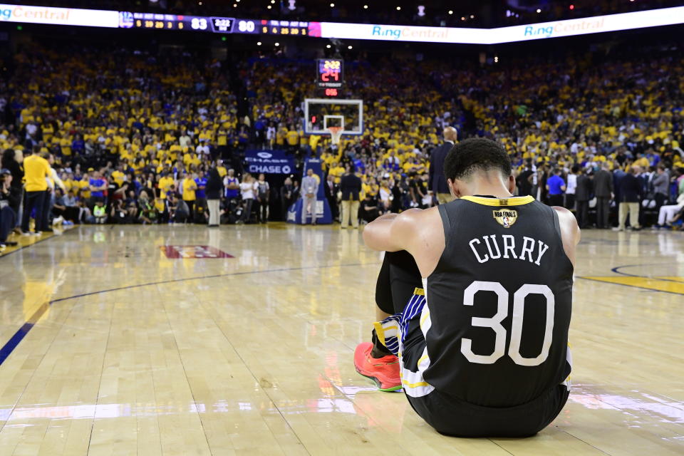 Stephen Curry, de los Warriors de Golden State, se lamenta después de que su compañero Klay Thompson se lesionó durante el sexto partido de la Final de la NBA ante los Raptors de Toronto, el jueves 13 de junio de 2019, en Oakland, California (Frank Gunn/The Canadian Press via AP)