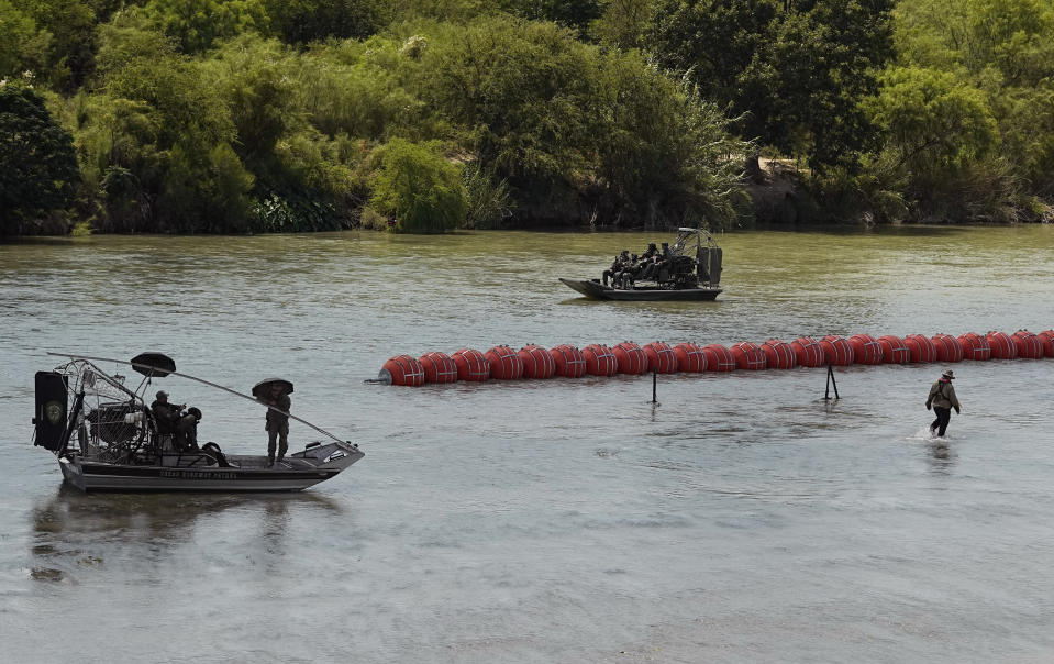 Foto de las boyas instaladas en el río Bravo cerca de Eagle Pass, Texas. Foto tomada el 11 de julio de 2023. (Foto AP /Eric Gay)