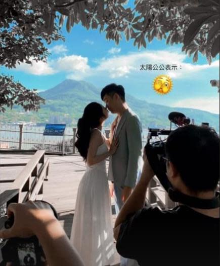 夫妻倆登記結婚後，還在戶外親了起來。（圖／翻攝自香蕉IG）