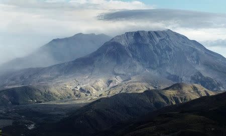 Dirt and ash continues to drift out from inside the crater of Mount St. Helens after an eruption earlier in the day October 5, 2004. REUTERS/Andy Clark AC -