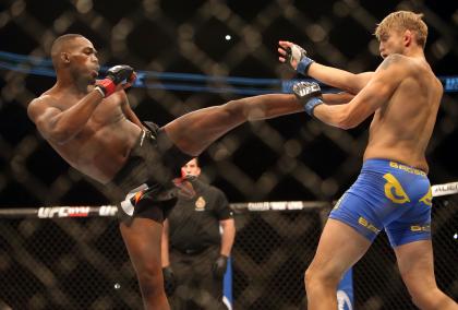 Jon Jones durante su victoria en el UFC 165 frente a Alexander Gustafsson