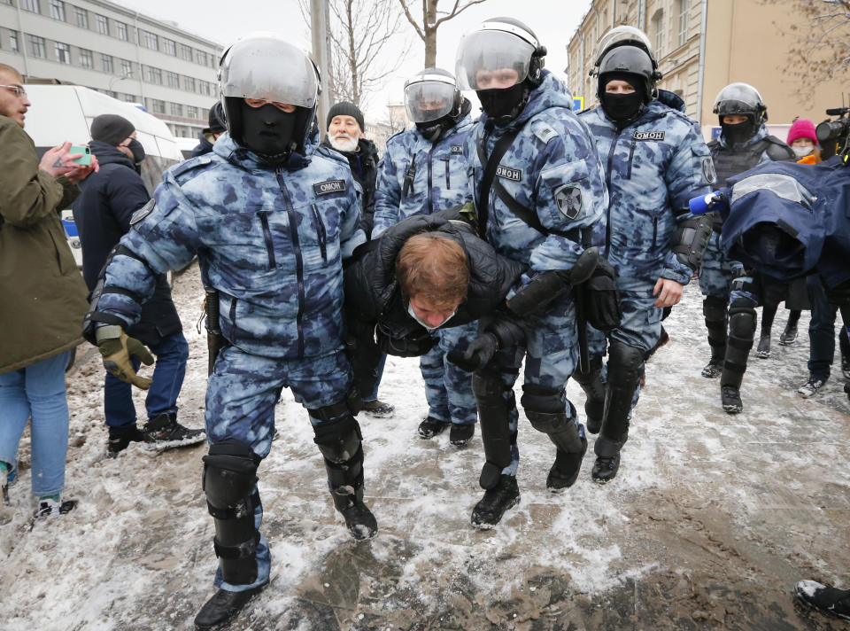 Varios policías detienen a un hombre el domingo 31 de enero de 2021 durante una protesta contra el encarcelamiento del líder Alexei Navalny, en Moscú, Rusia. (AP Foto/Alexander Zemlianichenko)