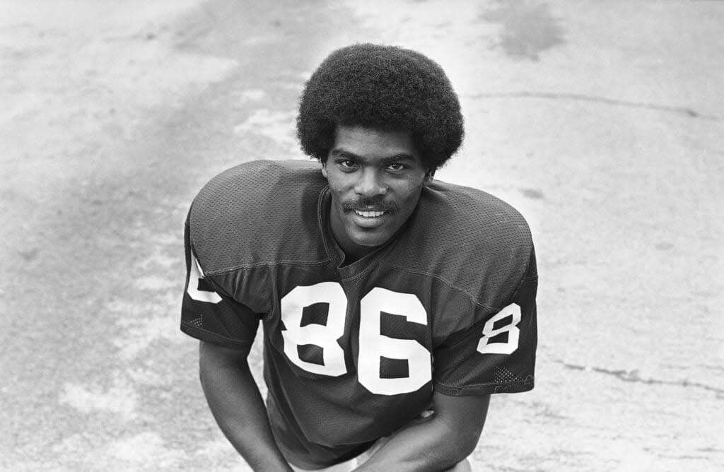 St. Louis Cardinals football player Marlin Briscoe (86) is shown in August 1975. Marlin Briscoe, the first Black starting quarterback in the American Football League, died Monday, June 27, 2022. (AP Photo/File)