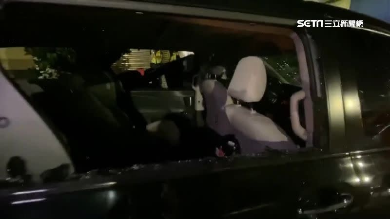 黑色轎車車窗幾乎全毀，車身板金毀損嚴重。