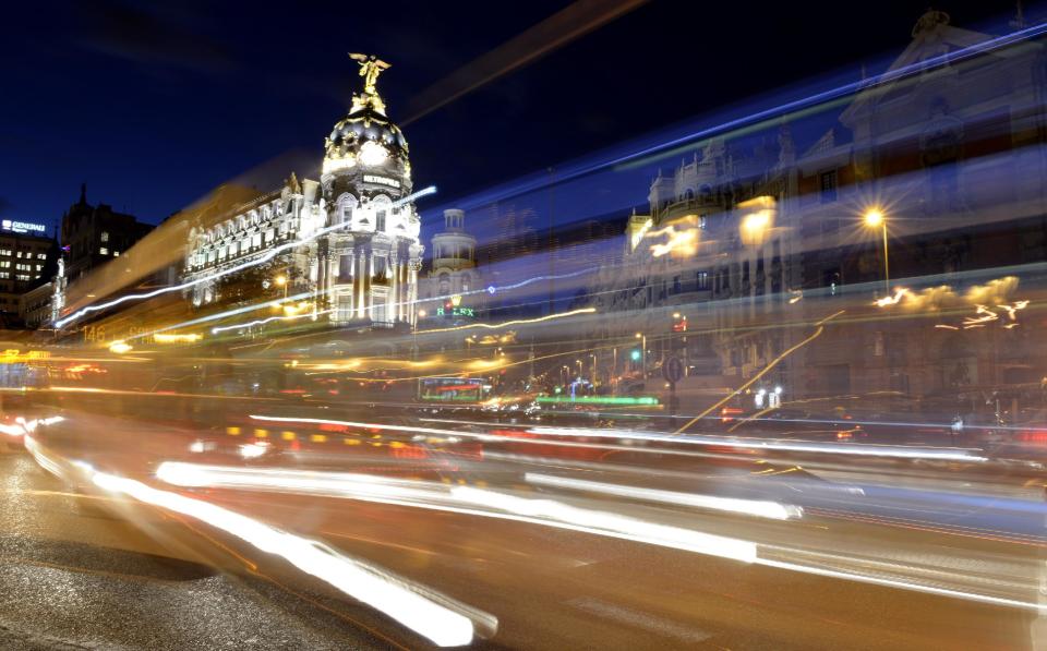 Vista nocturna del edificio Metrópolis en la Gran Vía de Madrid, el 5 de noviembre de 2014 (AFP/Archivos | Gerard Julien, Gerard Julien)