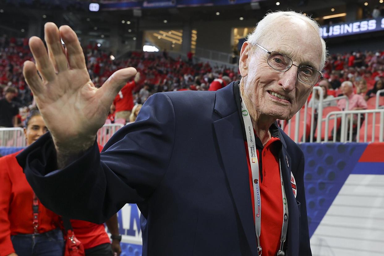 ATLANTA, GA - SEPTEMBER 03: Former UGA head coach, Vince Dooley walks the sidelines prior to the Chick-fil-A Kick-Off Game between the Oregon Ducks and Georgia Bulldogs at Mercedes-Benz Stadium on September 3, 2022 in Atlanta, Georgia. (Photo by Todd Kirkland/Getty Images)