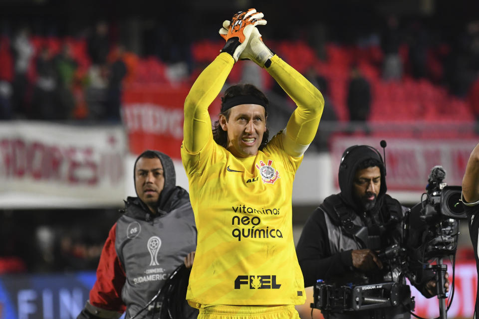 Goalkeeper Cassio of Brazil's Corinthians celebrates his team's victory over Argentina's Estudiantes de La Plata in a penalty shootout during a Copa Sudamericana quarterfinal second leg soccer match at Jorge Luis Hirschi stadium in La Plata, Argentina, Tuesday, Aug. 29, 2023. (AP Photo/Gustavo Garello)