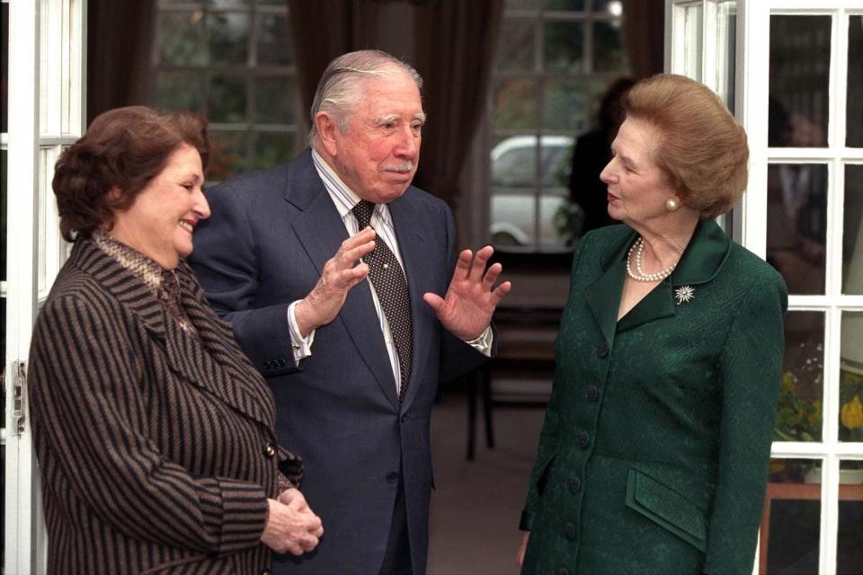 Thatcher visitaba a Pinochet y su esposa en la residencia que ocupaban en Wentworth, en Surrey (Gran Bretaña), durante el arresto domiciliario de éste. (Pool/AFP/Archivos | )