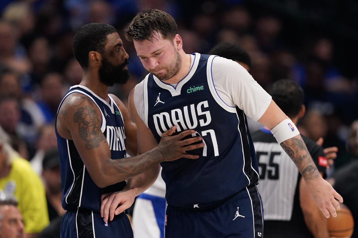 Kyrie Irving (11) ha llevado tranquilidad a Luka Doncic (77) y los Dallas Mavericks, que están en busca de sus segundo título de la NBA. (Foto: Sam Hodde/Getty Images)