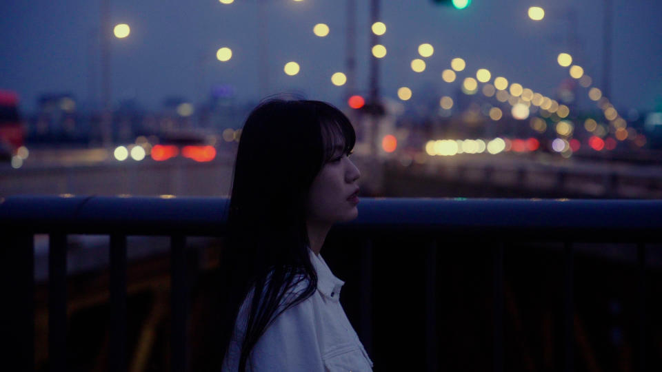 ▲孫盛希新歌MV結合戲劇畫面及浪漫街景，讓人很快入戲。