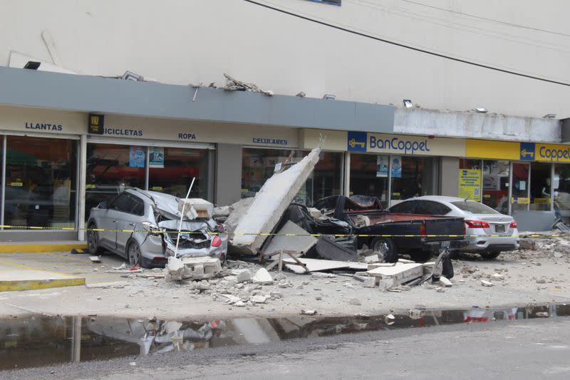 Powerful quake damages Mexican department store's facade