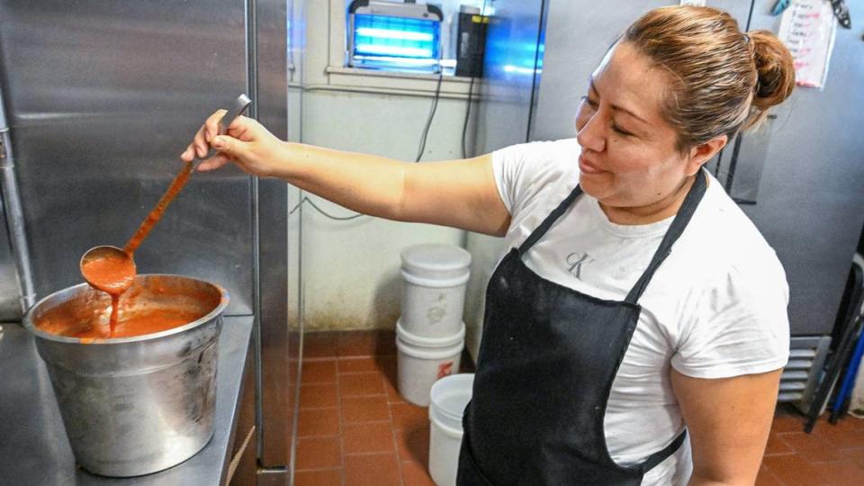 Yolanda Díaz muestra la famosa salsa roja de su restaurante mientras trabaja con otros miembros de su familia en Adrian's, una lugar de comida mexicana de Fresno desde hace mucho tiempo, el lunes 24 de junio de 2024.