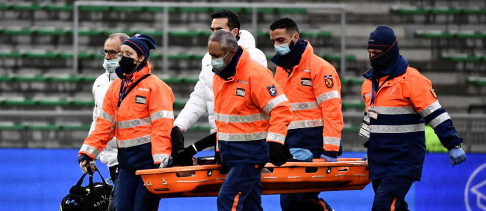 Blessé à la cheville gauche, Neymar a été évacué du terrain, dimanche 28 novembre.
