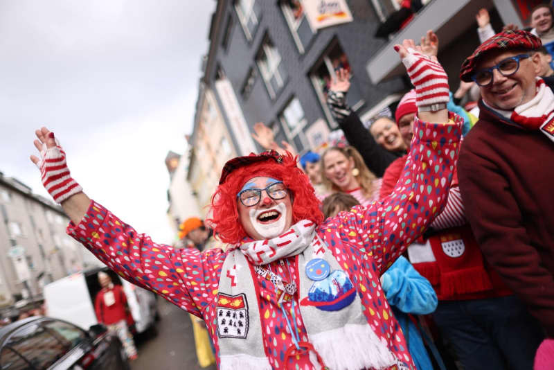 A clown takes part in the Rose Monday parade. The Rhineland Street Carnival reaches its climax with the Rose Monday parade. The motto of the 2024 Cologne Carnival season is "Wat e Theater - wat e Jeckespill". Rolf Vennenbernd/dpa
