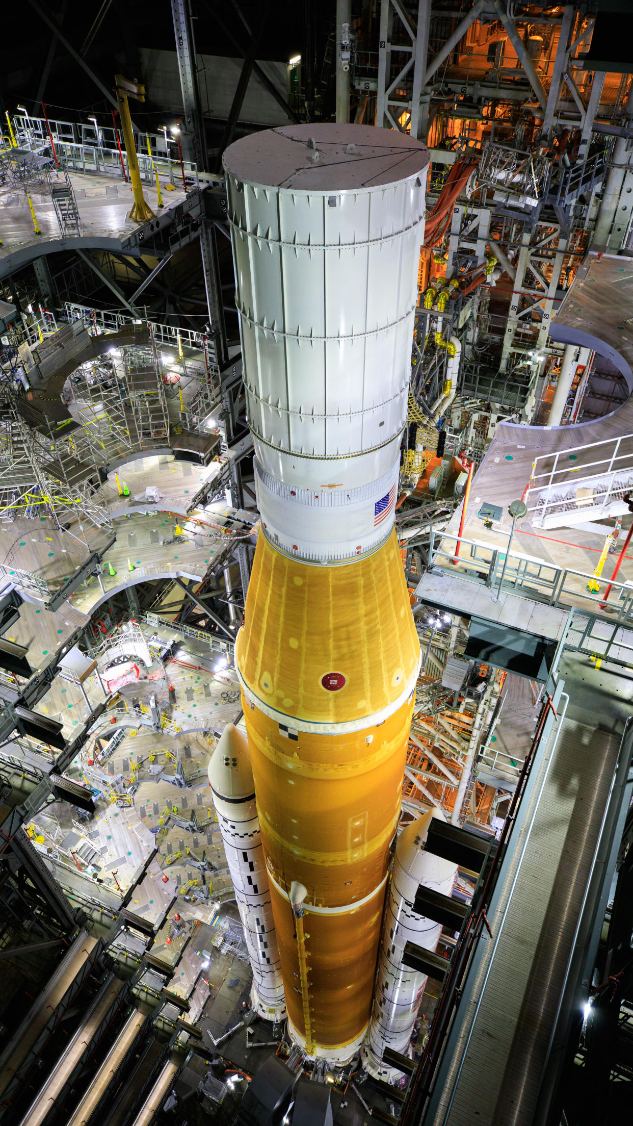 Una imagen proporcionada muestra al cohete Artemis 1 en el Centro Espacial Kennedy de la NASA en Merritt Island, Florida, el 20 de septiembre de 2021. (Frank Michaux/NASA vía The New York Times)