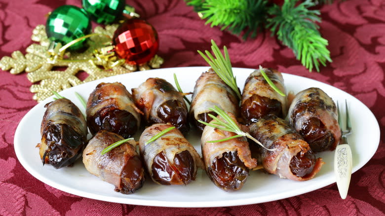 dates wrapped in bacon 