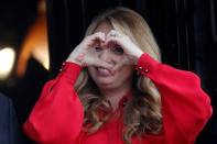 <p>Ein Herz für Mexiko: Die mexikanische First Lady Angélica Rivera demonstriert während einer Parade zum Unabhängigkeitstag die Liebe zu ihrem Land. (Bild: Reuters/Gustavo Graf) </p>