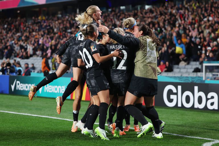 Nueva Zelanda consiguió un triunfo sorpresivo por 1 a 0 frente a Noruega, uno de los equipos candidatos, en el inicio del Mundial de fútbol femenino