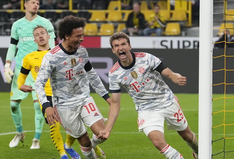 Müller, incansable, celebra su gol. Fue el momento que definió el rumbo del partido.