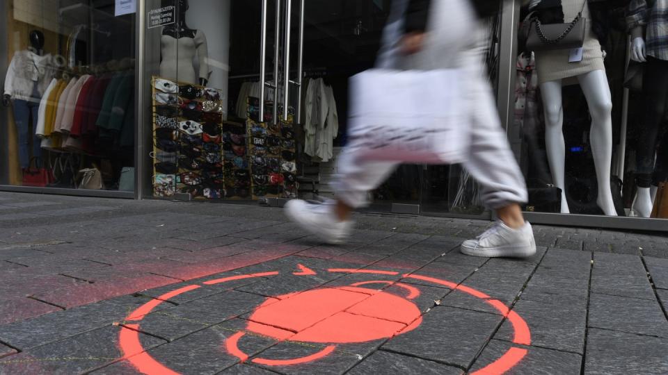 Masken-Symbol in einer Kölner Einkaufsstraße. Corona und der für den November verhängte Teil-Lockdown sorgen ausgerechnet im wichtigen Weihnachtsgeschäft für leere Innenstädte.