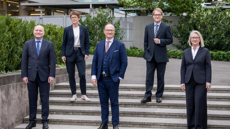 Die Wirtschaftsweisen Achim Truger, Veronika Grimm, Lars Feld, Volker Wieland und Monika Schnitzer erwarten, dass Deutschland glimpflich durch die Coronakrise kommt. Foto: dpa