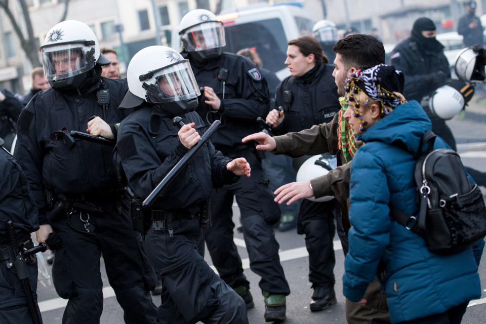 Polizisten gingen in Köln massiv gegen Demonstrationsteilnehmer vor (Bild: dpa)