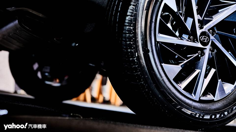 專屬18吋雙色切削鋁圈設計同樣是全新Hyundai Tucson L Shadow版的獨享配備。