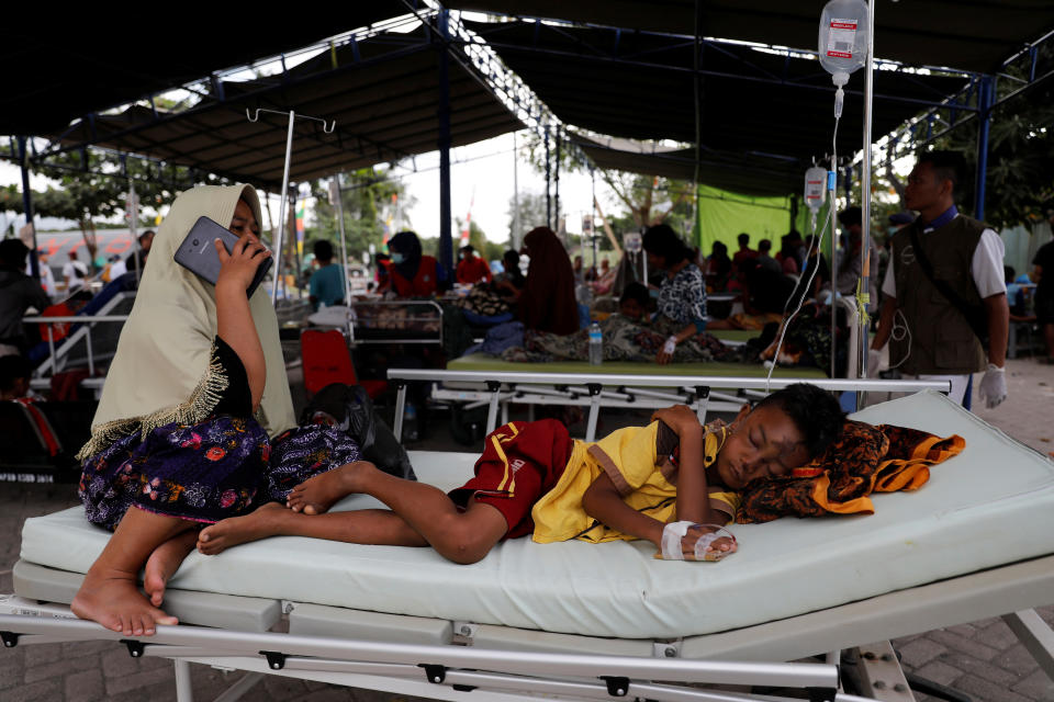 <p>A mother sits beside her injured child at Tanjung hospital after earthquake hit on Sunday in North Lombok, Indonesia, Aug. 7, 2018. (Photo: Beawiharta/Reuters) </p>