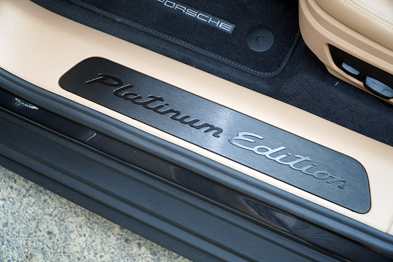 有 Platinum Edition字樣的黑色鋁合金前車門檻，也是專有配置。