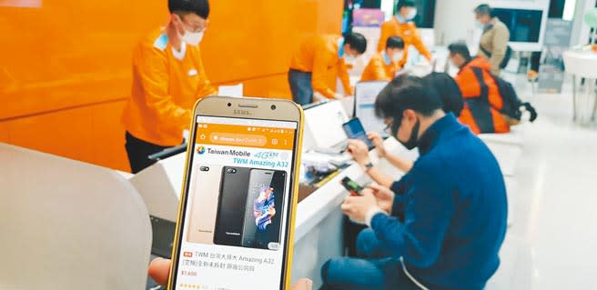 台灣大哥大自有品牌AMAZING A32手機引發資安危機，NCC要求2個月內完成召回，若用戶惹上官司，要負責車馬費、上班請假等費用損失（圖為設計畫面非同款手機）。（本報資料照片）