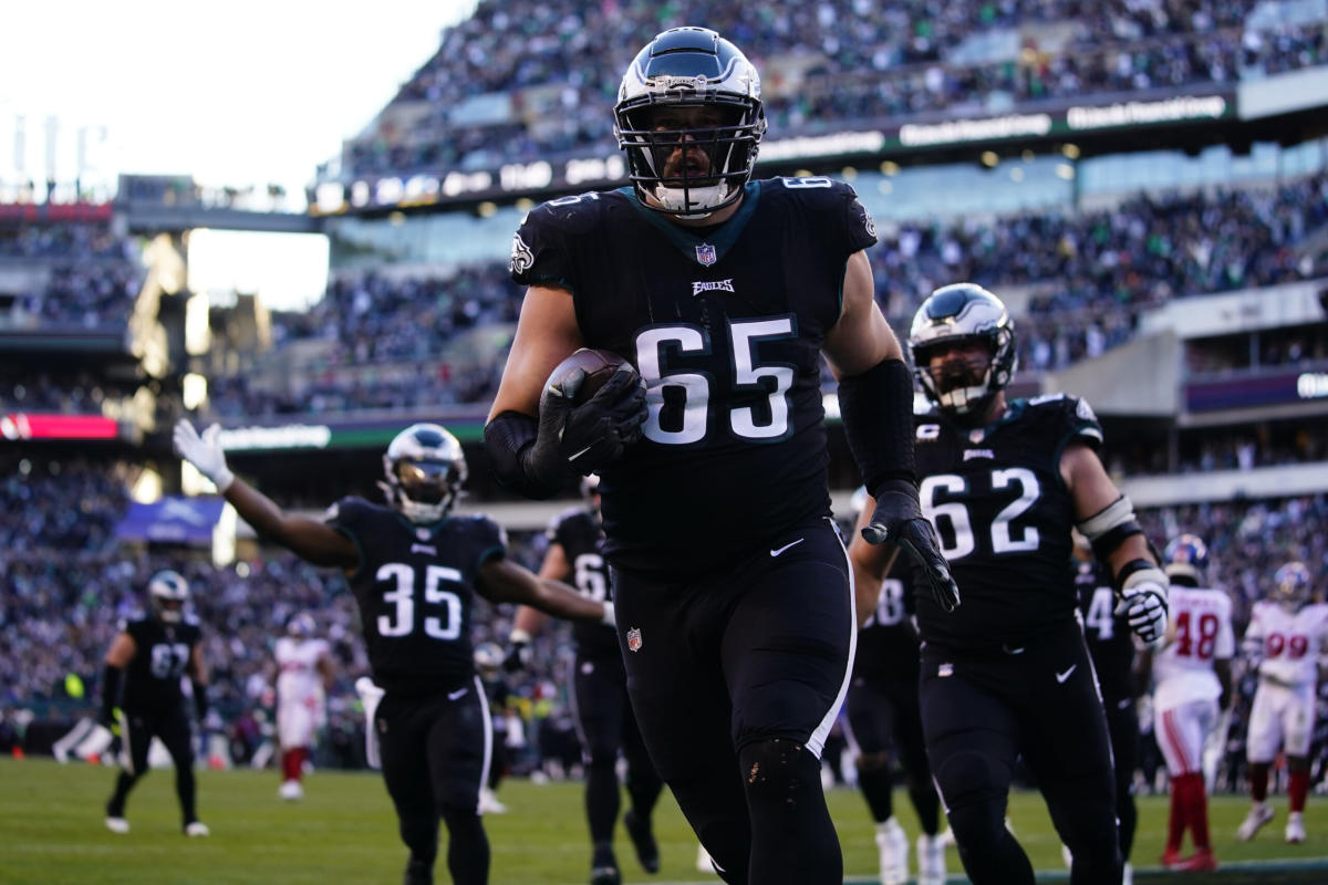 Eagles release hype video for the all-black helmet-uniform combination