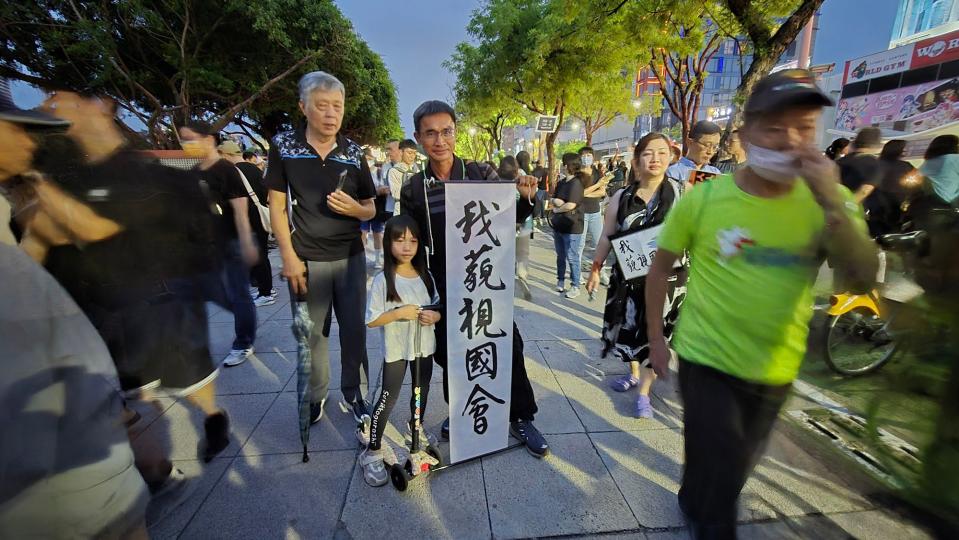  「高雄大路過」活動晚間7時起持續至9時，現場採取安靜舉牌方式表達訴求。(記者黃富貴攝)