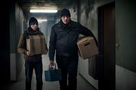 Kurz vor Halloween wurde es bei Sky Atlantic gruselig: In der deutschen Horrorserie "Hausen" landet Jaschek (Charly Hübner, rechts) mit seinem Sohn Juri (Tristan Gröbel) in einem maroden Plattenbau. Dort sind nicht nur die Wohnverhältnisse katastrophal, das Haus führt auch ein mysteriöses Eigenleben - was vor allem Jaschek in seinen Bann zieht. (Bild: Sky Deutschland / Lago Film GmbH / Reiner Bajo)