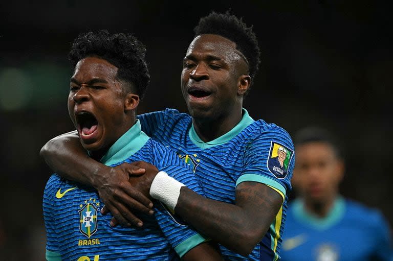 Vinicius abraza a Endrick; tras ganar en Wembley, Brasil se enfrentará con Costa de Marfil, en Francia