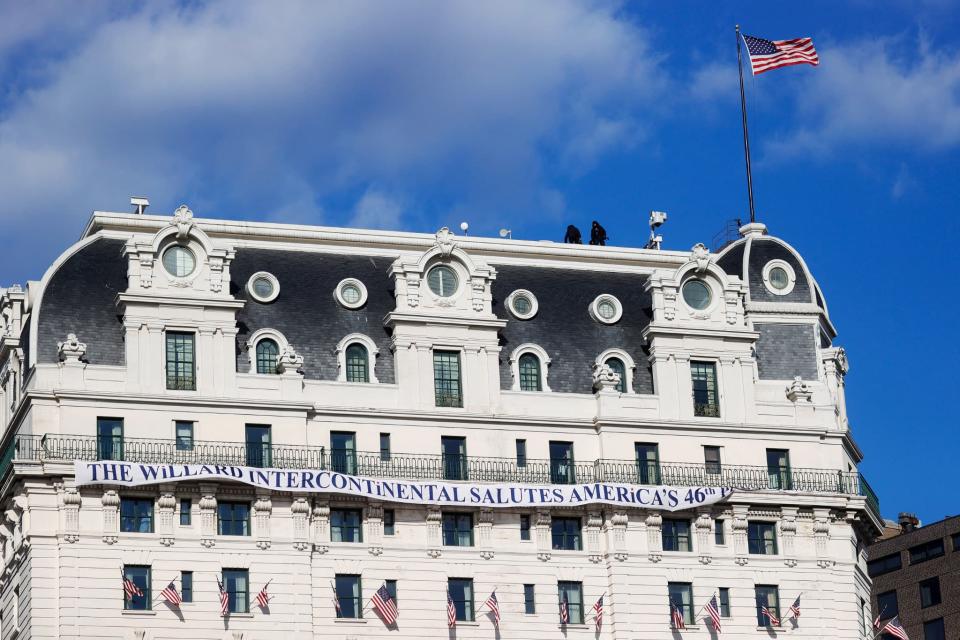 Une bannière sur l'hôtel Willard Intercontinental indique « Le Willard Intercontinental salue le 46e président de l'Amérique » le 16 janvier 2021 à Washington. - Justin Sullivan / GETTY IMAGES NORTH AMERICA / Getty Images via AFP