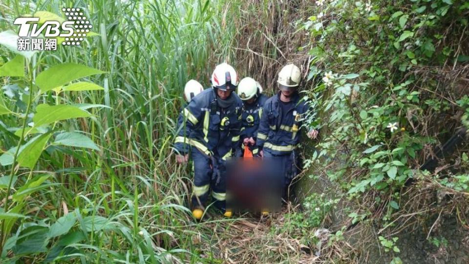 男子釣魚時突然中風倒地，警消徒步搬運救援。（圖／TVBS）