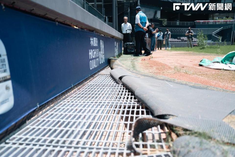 新竹棒球場內野人工草皮地墊忘了掀開，導致5月大雨時積水倒灌進入室內區域。（圖／新竹市議會提供）