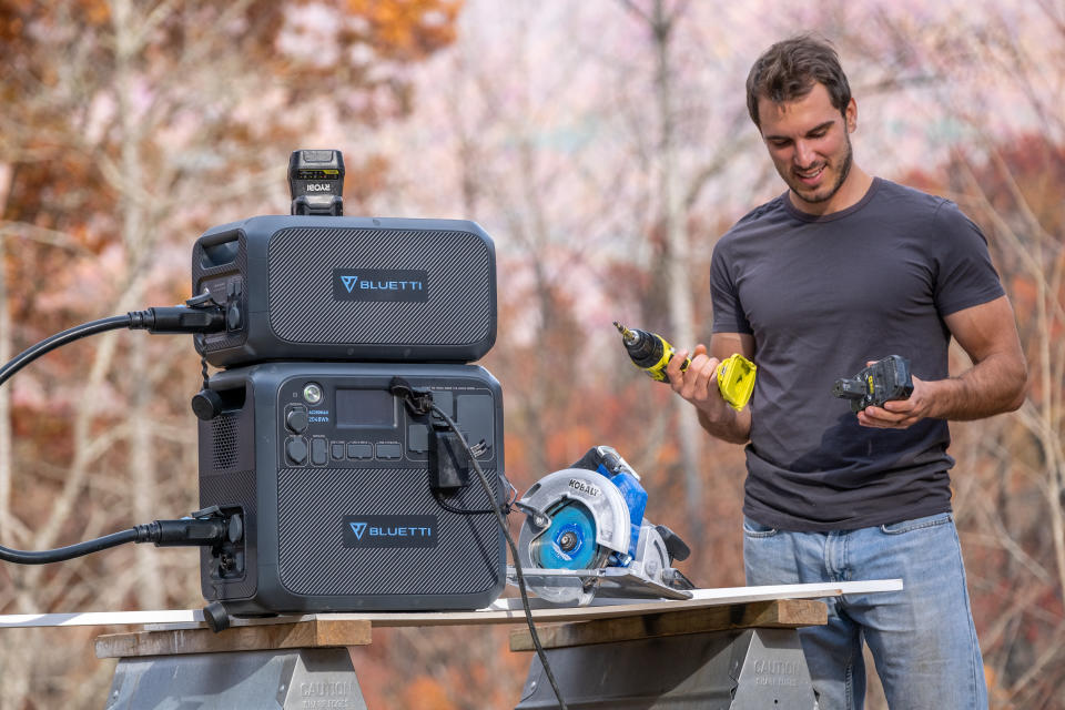 Guy working outside using power drill and power saw with the Bluetti Portable Power Station AC200MAX. Bluetti Portable Power Station AC200MAX