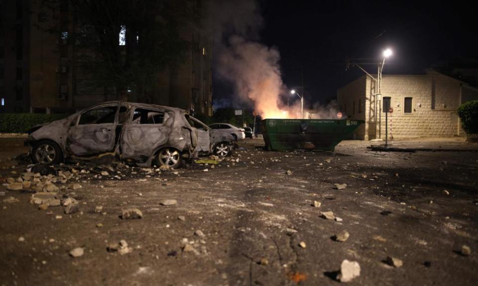 Burnt cars and a skip in the city of Lod during clashes between Israeli far-right extremists and Arab-Israelis.