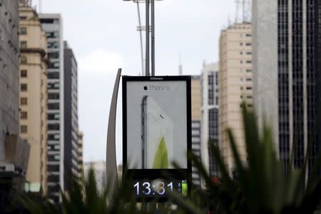 An advertisement board displays an iPhone 6 at Paulista avenue in Sao Paulo December 16, 2014. REUTERS/Paulo Whitaker